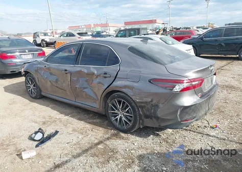 2022 Toyota Camry Xle Hybrid z USA, uszkodzony, nr VIN 4T1F31AK6NU570698